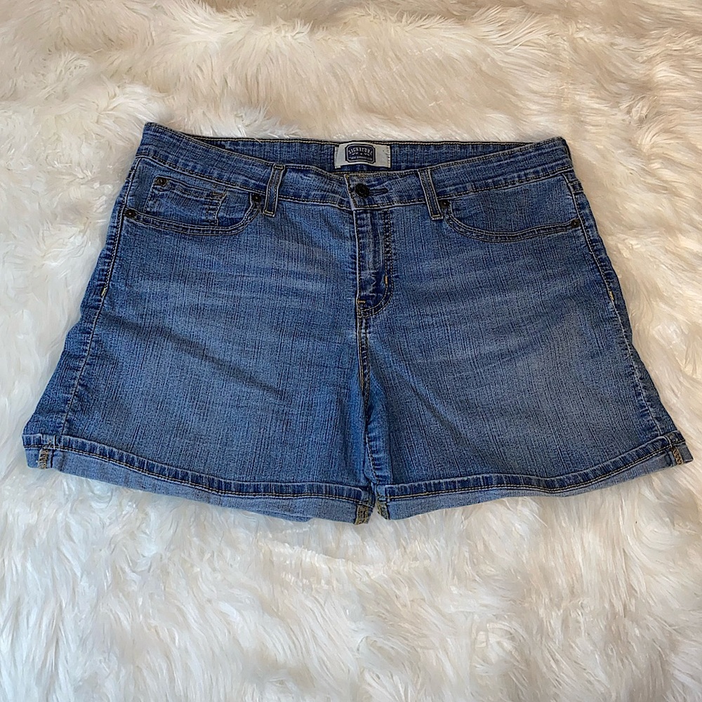 Levi Strauss signature light wash vintage jean shorts size 12